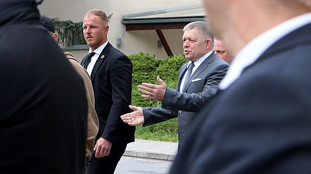 Stejn� jako na prvn� v�ro�� atent�tu, i letos zam��il slovensk� premi�r Robert Fico na tiskovou konferenci do m�sta Handlov�, kde na n�j v roce 2024 n�kolikr�t vyst�elil �to�n�k. (15. kv�tna 2026)