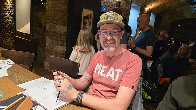 Ilustr�tor Tade� Haager �ten���m uk�zal, jak vznikaj� komiksy.