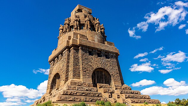 Monument�ln� Pam�tn�k Bitvy n�rod� je s v��kou 91 metr� jednou z nejv�t��ch staveb sv�ho druhu v Evrop�. P�ipom�n� drtivou por�ku Napoleona z roku 1813 a z jeho vrcholu se otev�r� �chvatn� v�hled na cel� Lipsko.