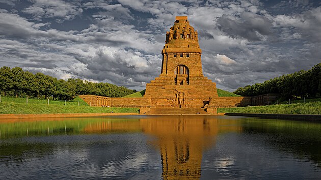 Monument�ln� Pam�tn�k Bitvy n�rod� je s v��kou 91 metr� jednou z nejv�t��ch staveb sv�ho druhu v Evrop�. P�ipom�n� drtivou por�ku Napoleona z roku 1813 a z jeho vrcholu se otev�r� �chvatn� v�hled na cel� Lipsko.