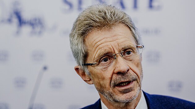 Tisková konference p�edsedy Senátu Milo�e Vystr�ila (ODS) k jeho zapojení do...