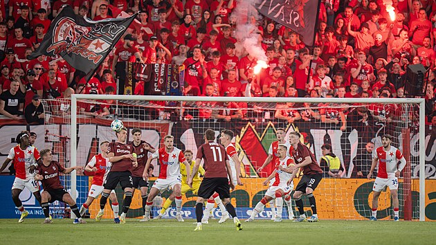 Fanou�ci Slavie vtrhli na h�i�t� p�ed koncem zápasu.  (9. kv�tna 2026)