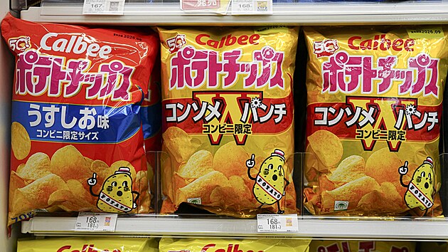 Obl�ben� snacky zna�ky Calbee jsou k dost�n� nejen prakticky ve v�ech japonsk�ch obchodech, ale vyv�ej� se tak� do Spojen�ch st�t�, ��ny a Austr�lie.