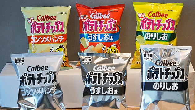 Japonsk� firma Calbee uv�d� �ernob�l� obaly chips�, v�lka v �r�nu omezila p��sun barviv.