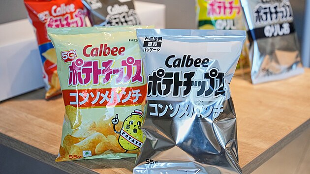 Japonsk� firma Calbee uv�d� �ernob�l� obaly chips�, v�lka v �r�nu omezila p��sun barviv.