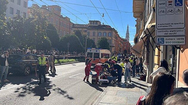 Z�chrann� slo�ky pracuj� na m�st� tragick� nehody v Moden�, kde v�z vjel mezi p�� v ru�n� ��sti m�sta. Okol� bylo kr�tce po incidentu uzav�eno polici�. (17. kv�tna 2026)