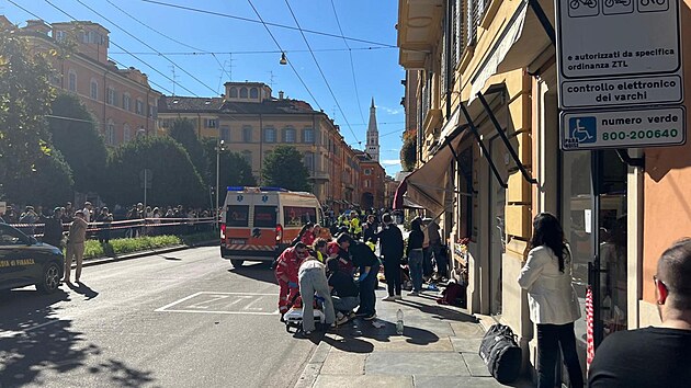 Z�chran��i o�et�uj� zran�n� po incidentu v centru Modeny, kde auto vjelo do lid� na chodn�ku. Okolnosti nehody policie nad�le vy�et�uje. (17. kv�tna 2026)