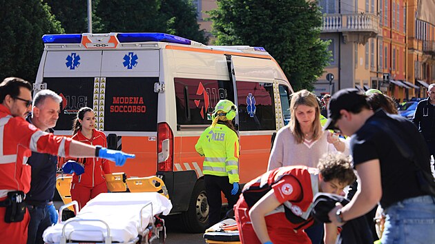 Z�chran��i o�et�uj� zran�n� po incidentu v centru Modeny, kde auto vjelo do lid� na chodn�ku. Okolnosti nehody policie nad�le vy�et�uje. (17. kv�tna 2026)