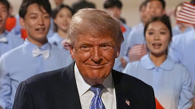 Uv�tac� ceremoni�l pro americkou delegaci na leti�ti v Pekingu, kde se prezident Donald Trump p�iv�tal s ��nsk�m viceprezidentem Chan �engem. (13. kv�tna 2026)