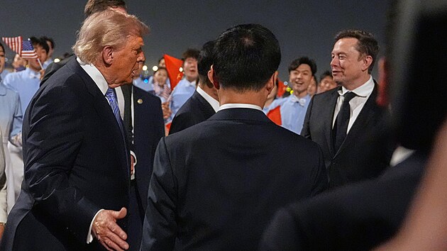 Uv�tac� ceremoni�l pro americkou delegaci na leti�ti v Pekingu, kde se prezident Donald Trump p�iv�tal s ��nsk�m viceprezidentem Chan �engem. (13. kv�tna 2026)