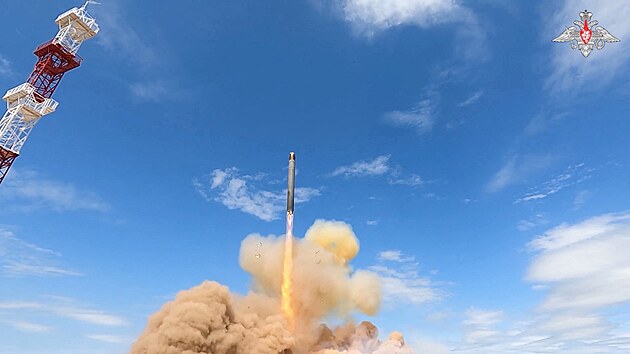 Zku�ebn� odp�len� rusk� mezikontinent�ln� balistick� rakety Sarmat na neup�esn�n�m m�st�, zachycen� na sn�mku z videa, kter� zve�ejnilo rusk� ministerstvo obrany 12. kv�tna 2026.