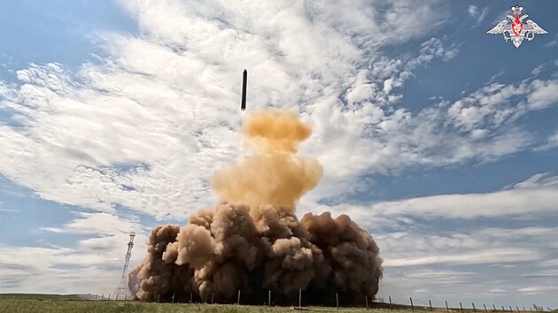 Zku�ebn� odp�len� rusk� mezikontinent�ln� balistick� rakety Sarmat na neup�esn�n�m m�st�, zachycen� na sn�mku z videa, kter� zve�ejnilo rusk� ministerstvo obrany 12. kv�tna 2026.