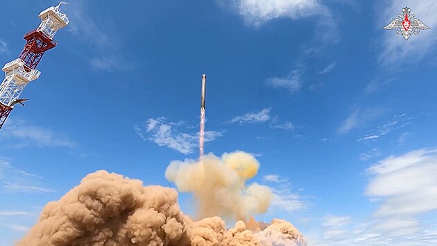 Zku�ebn� odp�len� rusk� mezikontinent�ln� balistick� rakety Sarmat na neup�esn�n�m m�st�, zachycen� na sn�mku z videa, kter� zve�ejnilo rusk� ministerstvo obrany 12. kv�tna 2026.