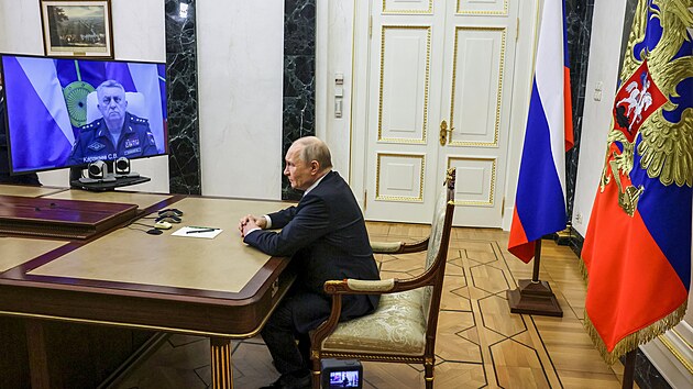 Velitel rusk�ch raketov�ch vojsk strategick�ho ur�en�, Sergej Karakajev, pod�v� prezidentovi Vladim�ru Putinovi zpr�vu o �sp�n�m zku�ebn�m odpalu mezikontinent�ln� balistick� rakety Sarmat. (12. kv�tna 2026)