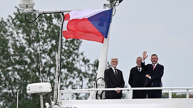 Prezident Petr Pavel, jeho slovensk� prot�j�ek Peter Pellegrini a rakousk� prezident Alexander Van der Bellen poob�dvali na lodi v r�mci summitu takzvan�ho Slavkovsk�ho form�tu v Bratislav�. (12. kv�tna 2026)
