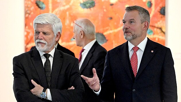 Prezident Petr Pavel a jeho slovensk� prot�j�ek Peter Pellegrini na summitu takzvan�ho Slavkovsk�ho form�tu v muzeu Danubiana v Bratislav�. (12. kv�tna 2026)