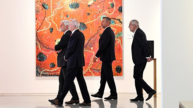 Prezident Petr Pavel, jeho slovensk� prot�j�ek Peter Pellegrini a rakousk� prezident Alexander Van der Bellen na summitu takzvan�ho Slavkovsk�ho form�tu v muzeu Danubiana v Bratislav�. (12. kv�tna 2026)
