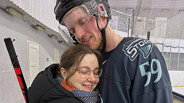 Maryna Homenjukov� a Jurij Orlov na sn�mku z 9. �nora 2026. V p�lce kv�tna oba zem�eli b�hem jedn� z nejv�t��ch vln rusk�ch n�let� za dobu trv�n� Putinovy krvav� v�lky.