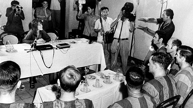 Americk� here�ka Jane Fondov� se b�hem n�v�t�vy Severn�ho Vietnamu setkala s americk�mi v�le�n�mi zajatci. (15. �ervence 1972)