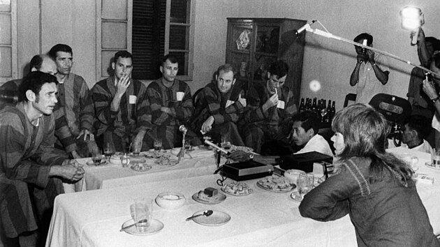 Americk� here�ka Jane Fondov� se b�hem n�v�t�vy Severn�ho Vietnamu setkala s americk�mi v�le�n�mi zajatci. (15. �ervence 1972)