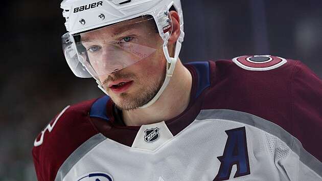 Cale Makar b�hem �tvrt�ho z�pasu druh�ho kola play off NHL.