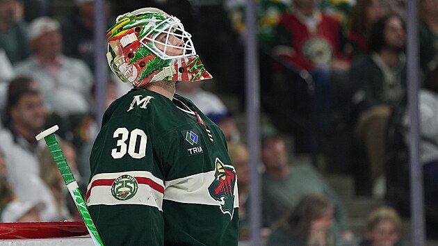 Jesper Wallstedt sleduje kostku nad ledem b�hem �tvrt�ho z�pasu druh�ho kola play off NHL.
