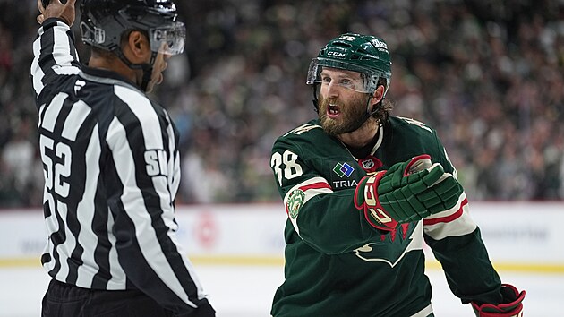 Ryan Hartman diskutuje s rozhod��m ve �tvrt�m z�pase druh�ho kola play off NHL.