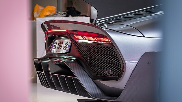 Mercedes-Benz Studio Prague � n�voz expon�t� pro v�stavu na t�ma AMG & Motorsport.
