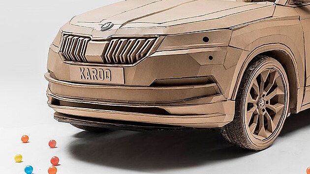 Pozadu nez�stali ani u britsk�ho zastoupen� �kody Auto. Kdy� mladoboleslavsk� zna�ka v roce v 2018 uv�d�la na trh model Karoq, marketingov� odd�len� dostalo n�pad, kter� by pr�m�rn�ho klemp��e dohnal k slz�m: nechat postavit jeho kopii z pap�ru. 