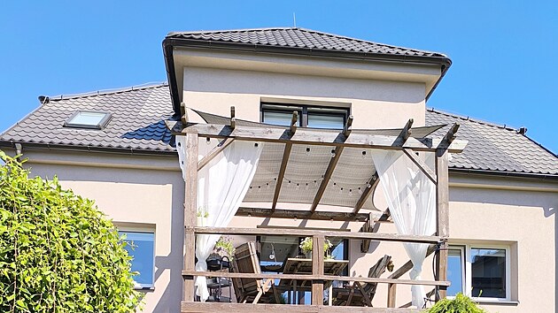 Baz�n se zru�il a dnes na jeho m�st� stoj� bioklimatick� pergola.
