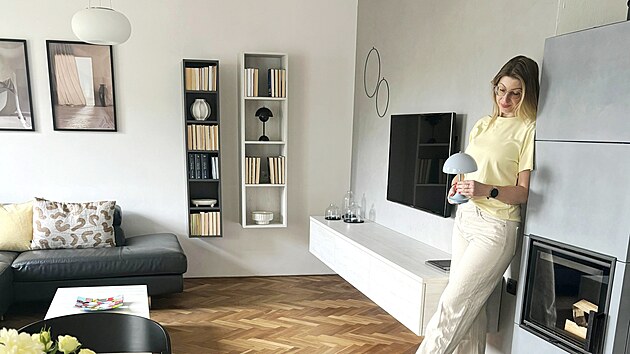 Veronika se vr�tila do m�sta, kde vyr�stala. 