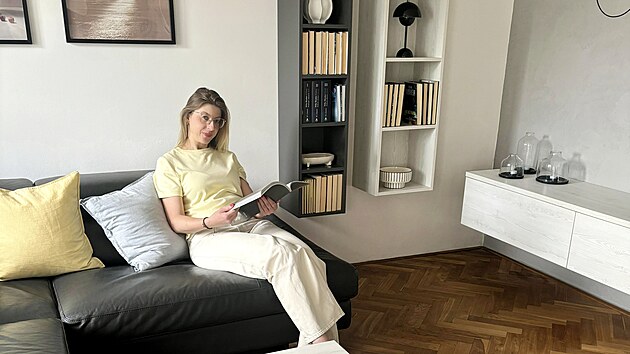 Veronika se vr�tila do m�sta, kde vyr�stala. 