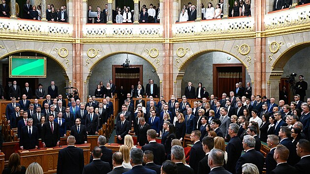 Poslanci zp�vaj� n�rodn� hymnu b�hem plen�rn�ho zased�n� nov�ho N�rodn�ho shrom�d�n� po slavnostn�m jmenov�n� vl�dy v Budape�ti v Ma�arsku. (12. kv�tna 2026)