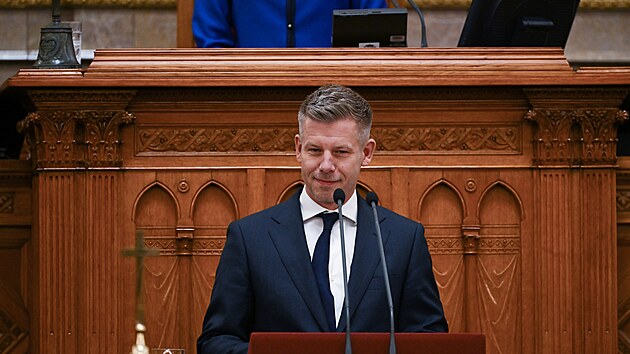 Ma�arsk� premi�r P�ter Magyar hovo�� b�hem plen�rn�ho zased�n� nov�ho N�rodn�ho shrom�d�n� p�ed slavnostn�m slo�en�m p��sahy �estn�cti�lenn� vl�dy v parlamentu v Budape�ti v Ma�arsku. (12. kv�tna 2026)