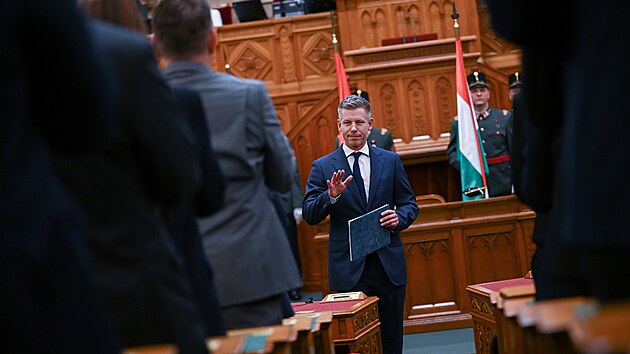Ma�arsk� premi�r P�ter Magyar se v budape��sk�m parlamentu ��astn� slavnostn�ho slo�en� p��sahy �estn�cti�lenn� vl�dy b�hem plen�rn�ho zased�n� nov�ho N�rodn�ho shrom�d�n�. (12. kv�tna 2026)