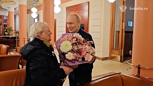 Rusk� prezident Vladimir Putin zachycen p�i p��jezdu na setk�n� se svou b�valou u�itelkou Verou Gurevi�ovou v jednom z moskevsk�ch hotel�. (12. kv�tna 2026)