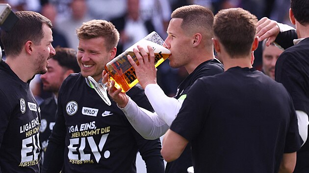 Fotbalist� Elversbergu zap�j� postup do bundesligy. Na sn�mku si piva dop��v� ...