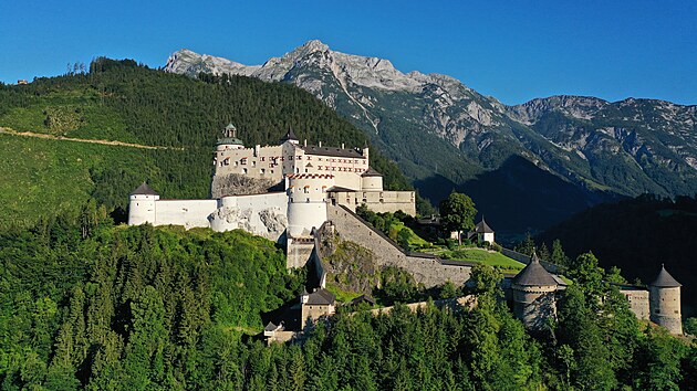 Jedn�m z nejv�t��ch l�kadel hradu Hohenwerfen jsou letov� uk�zky historick�ho sokolnick�ho dvora.