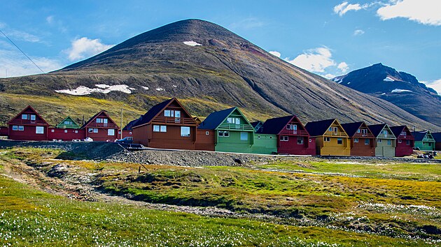 Ani v l�t� neb�v� v m�ste�ku Longyearbyen teplo, teploty se pohybuj� zhruba...