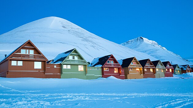 V norsk�m m�ste�ku Longyearbyen, kter� le�� na souostrov� Svalbard, plat� z�kon, kter� m�stn�m obyvatel�m zakazuje zem��t.