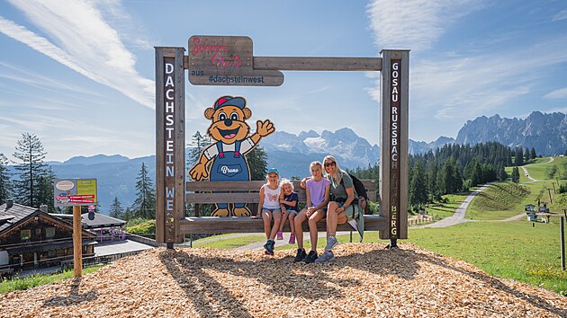 Region Dachstein West jedine�n�m zp�sobem propojuje p��rodu s dobrodru�stv�m. Cestu vzh�ru si m��ete zkr�tit lanovkou, z vrchol� pak m��ete vyrazit na t�ry do jedn� z nejkr�sn�j��ch oblast� Salcburska.