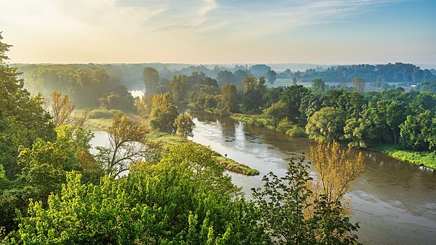Soutok Labe a Vltavy se nach�z� ve st�edo�esk�m m�st� M�ln�k. Nejdel�� �esk� �eka Vltava se zde vl�v� jako levostrann� p��tok do Labe. Nejkr�sn�j�� v�hled na toto m�sto nab�z� vyhl�dka u m�lnick�ho z�mku nebo Vr�zova vyhl�dka.