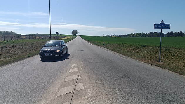 Silnice ze Sv�tl� nad S�zavou na Novou Ves je pln� v�tluk�, z�plat a po de�t�ch kalu��. Jej� oprava je nutn�. Ov�em pro obyvatele Nov� Vsi se t�m uzav�e jedin� cesta do m�sta.