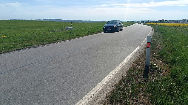 Silnice ze Sv�tl� nad S�zavou na Novou Ves je pln� v�tluk�, z�plat a po de�t�ch kalu��. Jej� oprava je nutn�. Ov�em pro obyvatele Nov� Vsi se t�m uzav�e jedin� cesta do m�sta.