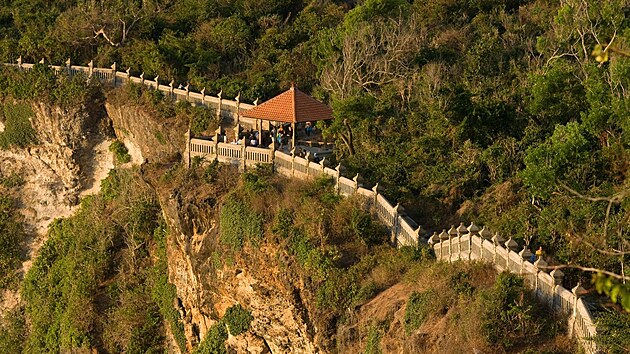�tesy vedle chr�mu Uluwatu (15. ��jna 2013)