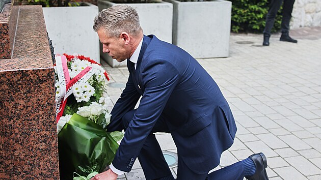 Ma�arsk� premi�r Peter Magyar klade kv�tiny k pomn�ku zesnul�ho pape�e Jana Pavla II. v katedr�le na Wawelu. (19. kv�tna 2026)