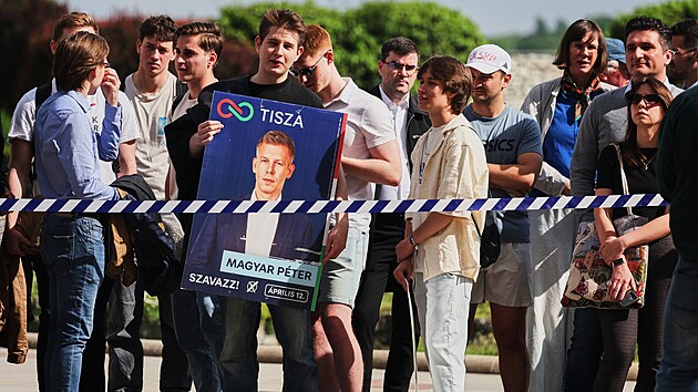 P��znivci ma�arsk�ho premi�ra Petera Magyara b�hem jeho n�v�t�vy v polsk�m Krakov�. (19. kv�tna 2026)