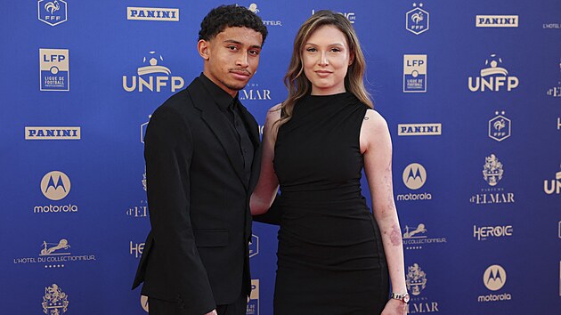 Hrá� FC Méty Tahirys Dos Santos a jeho partnerka Coline n�kolik m�síc� po...