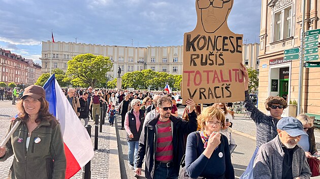 Demonstrace na podporu m�d�� �Ruce pry� od m�di� se uskute�nila v Hradci Kr�lov�. Stovky demonstrant� �lo pochod Hradcem Kr�lov� k �esk�mu rozhlasu a �esk� televizi u Aldisu. (17. kv�tna 2026)