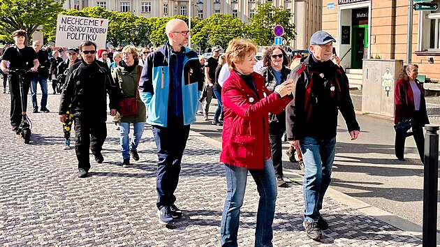 Demonstrace na podporu m�d�� �Ruce pry� od m�di� se uskute�nila v Hradci Kr�lov�. Stovky demonstrant� �lo pochod Hradcem Kr�lov� k �esk�mu rozhlasu a �esk� televizi u Aldisu. (17. kv�tna 2026)